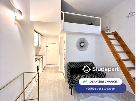 Nous proposons à la location un magnifique studio rénové en… - À louer