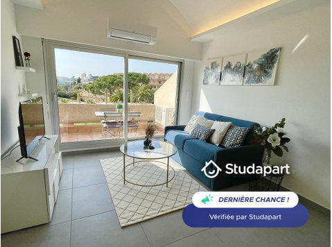 The apartment is all new and located on the 3rd and last… - À louer