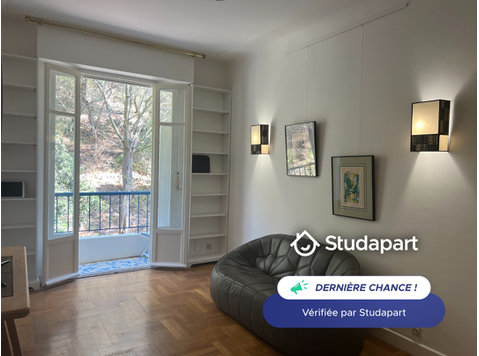 This 30 sqm apartment is located in the best part of the… - À louer