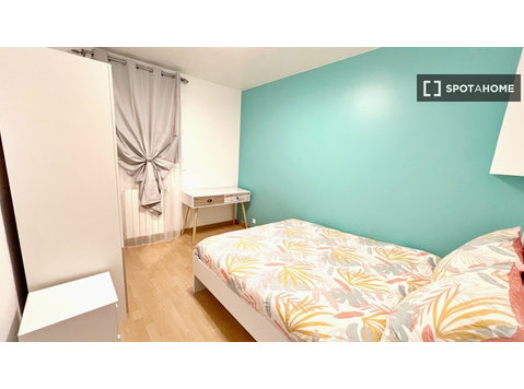 Stanze in affitto in appartamento con 14 camere da letto a… - In Affitto