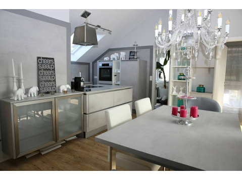 Bright modern furnished apartment with designer kitchen and… - De inchiriat