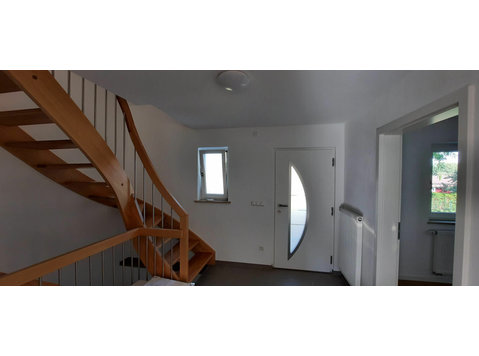 Charming Renovated 4-Bedroom Home with Wintergarten,… - De inchiriat