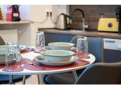 LiT LiVING: Luxus | Box SprIng | WH Altstadt | - For Rent