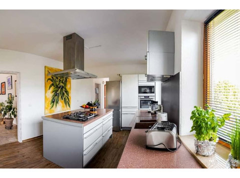Geschmackvolle und geräumige Wohnung mit drei Zimmern sowie… - Byty
