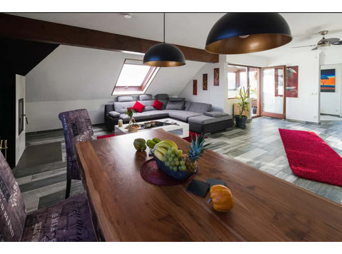 Geschmackvolle und geräumige Wohnung mit drei Zimmern sowie… - Byty