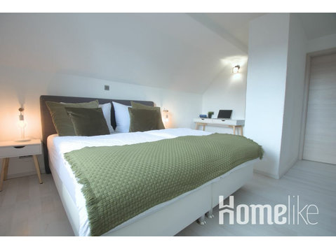 Roomfall: Modern suite-desk-kitchen-tub - Apartamentos