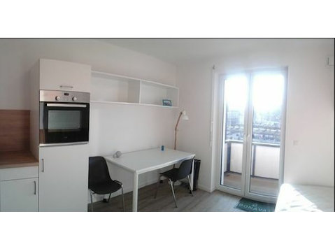 Centrally located single apartment with a balcony,… - השכרה