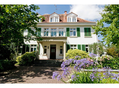Charming, modern & bright flat in a 1920s villa - Disewakan