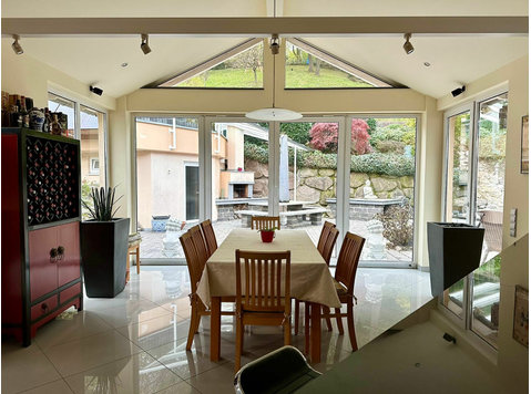 Light-flooded, furnished penthouse with idyllic garden and… - De inchiriat