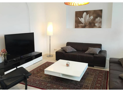 QUIET CITY CENTER 2-BEDROOM APARTMENT WITH BALCONY - Til leje