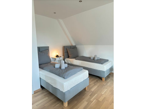 Liebevoll eingerichtete und moderne Wohnung auf Zeit in… - Zu Vermieten