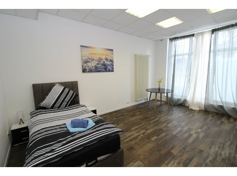 Beautifully furnished 5-bedroom apartment with shared… - השכרה
