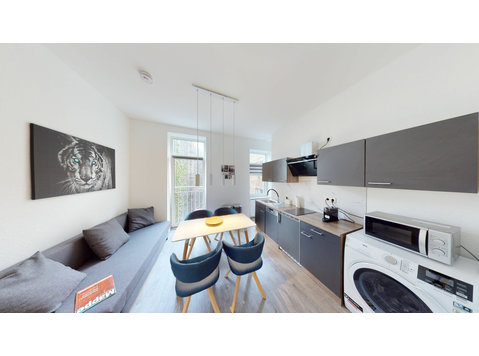 Completely refurbished apartment with french balcony in the… - For Rent