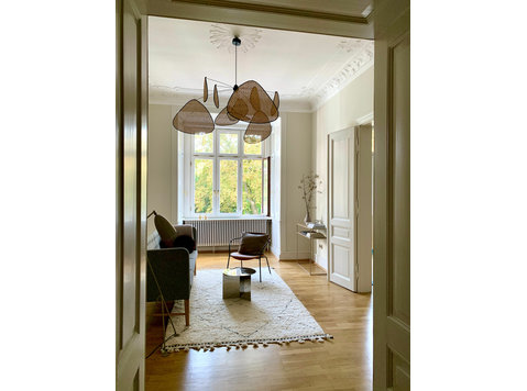 Traumhaftes Altbau-Apartment - komplett neu renoviert - Zu Vermieten