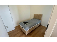 Furnished 2-bedroom apartment with shared kitchen - 空室あり