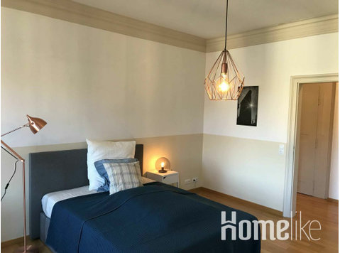 Warm and elegant room in a coliving apartment in Stuttgart - Συγκατοίκηση