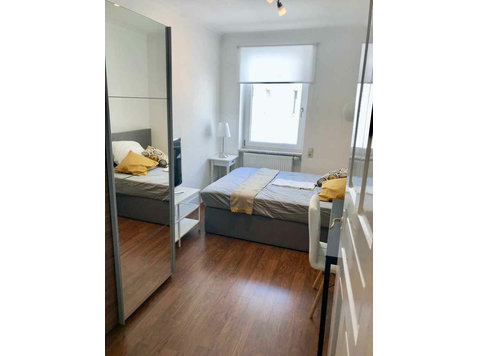 WG-ZIMMER: Stilvolle Wohnung mitten in Stuttgart - Zu Vermieten