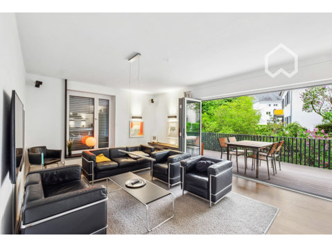 Sun-drenched, fully furnished 5-room 125 sqm apartment in a… - Til leje