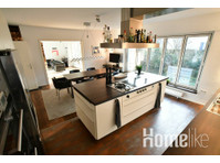 Sunlit 5-room apartment in a quiet location with a large… - Apartmani