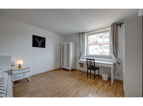 Zimmer in der Aachener Straße - דירות