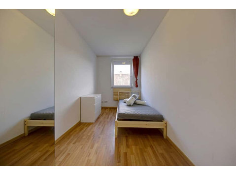 Zimmer in der Aachener Straße - Lejligheder