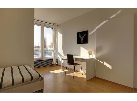 Zimmer in der König-Karl-Straße - 	
Lägenheter