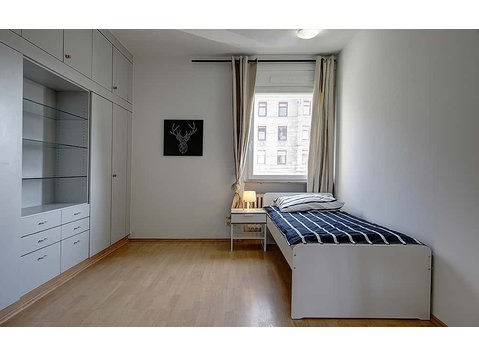 Zimmer in der König-Karl-Straße - Apartemen