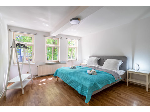 Stylish 2-Room Apartment 75m² good connection to Frankfurt… - Aluguel
