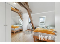 Bright attic apartment - in nature and yet close to the city - דירות