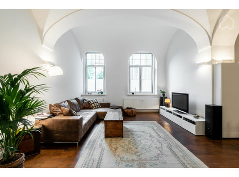 Beautiful flat with groined vault placed in Munich - For Rent