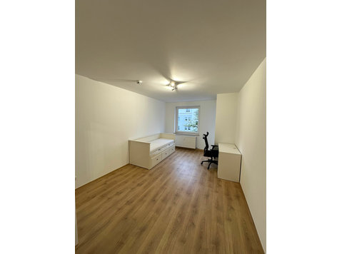 Privates Zimmer in 3 Zimmer Wohnung in München - Zu Vermieten
