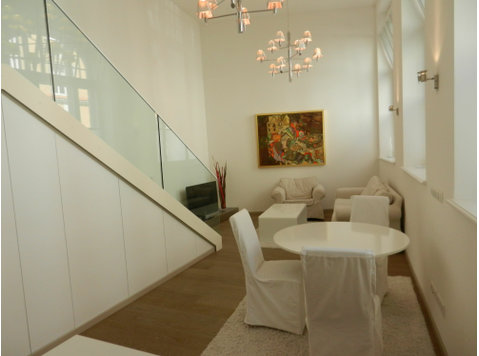 Exclusive, high-quality furnished 1.5-room gallery flat in… - Disewakan