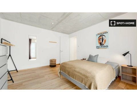 Room for rent in 4-bedroom apartment in Maxvorstadt, Munich - De inchiriat