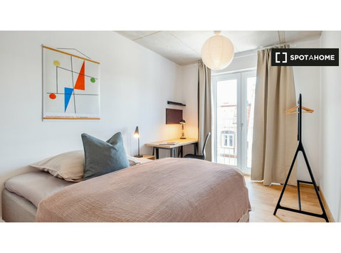 Room for rent in 4-bedroom apartment in Maxvorstadt, Munich - 	
Uthyres