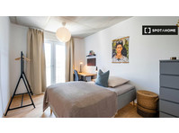 Room for rent in 4-bedroom apartment in Maxvorstadt, Munich - Til Leie