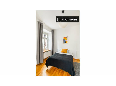 Pokój do wynajęcia w 4-pokojowym mieszkaniu w Monachium - Do wynajęcia