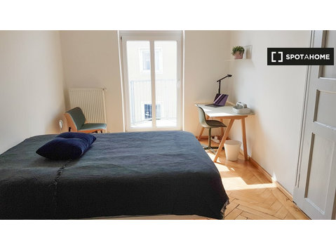 Maxvorstadt, Münih'te 6 yatak odalı dairede kiralık oda - Kiralık