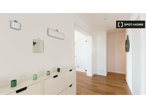 Room for rent in 6-bedroom apartment in Maxvorstadt, Munich - Под наем