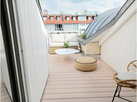 Top location! Bright 3 room flat with roof top terrace - For Rent