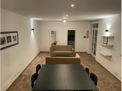 cozy quiet apartment directly at the English Garden and the… - השכרה