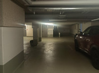 Covered car parking available in Englschalkinger Str. 148 - Estacionamento