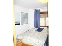 Very nice, quiet 1 room apartment in the house of artist. - Disewakan