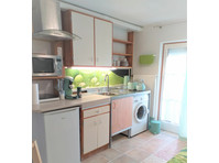 Very nice, quiet 1 room apartment in the house of artist. - 	
Uthyres