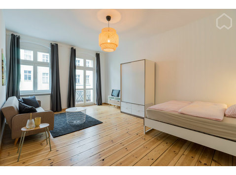 Beautiful one room apartment with balcony in Friedrichshain - Annan üürile