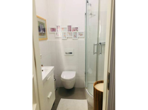 Beautiful shared room with private bathroom in the heart of… - 임대