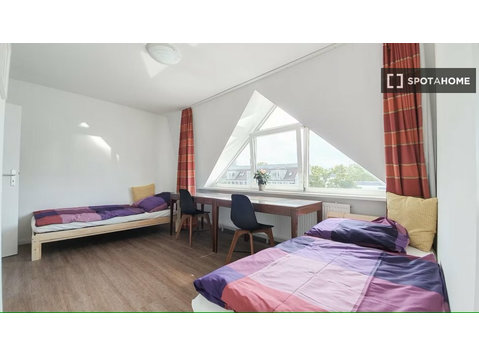 Lit en chambre double dans un appartement partagé de 5… - À louer