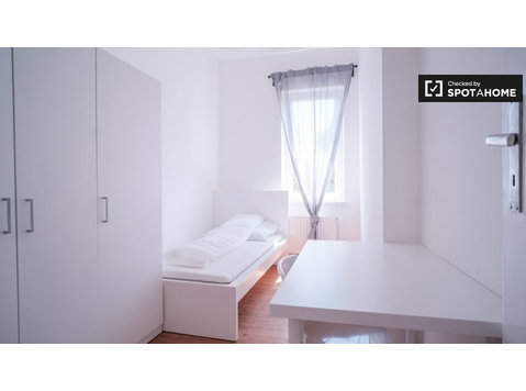 Luminoso appartamento con 3 camere da letto vicino a… - In Affitto