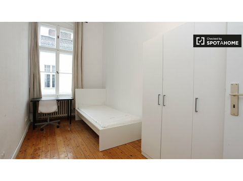 Jasny pokój do wynajęcia w 3-pokojowym mieszkaniu w Mitte,… - Do wynajęcia