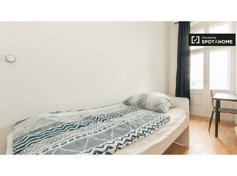 Berlin'de 5 yatak odalı dairede kiralık aydınlık oda - Kiralık