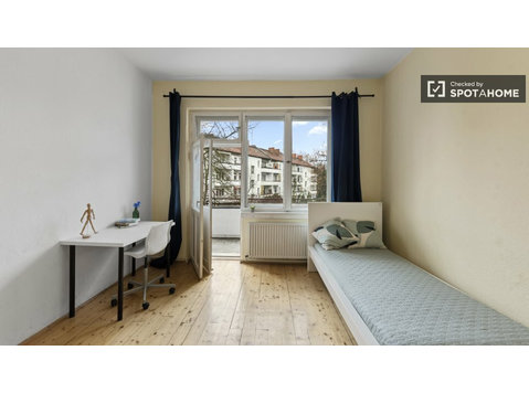 Luminosa camera in appartamento con 2 camere da letto a… - In Affitto